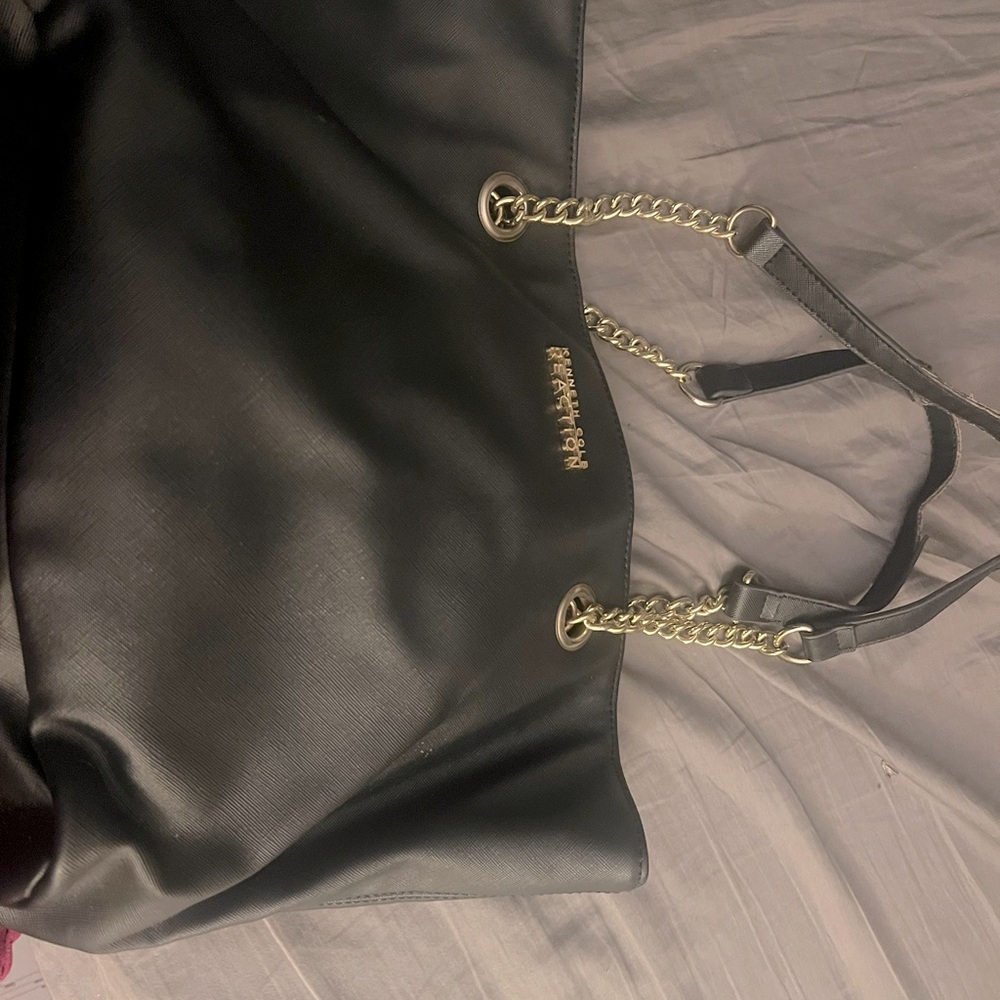 It’s your black classy with gold embellishment handle to all snazzy.